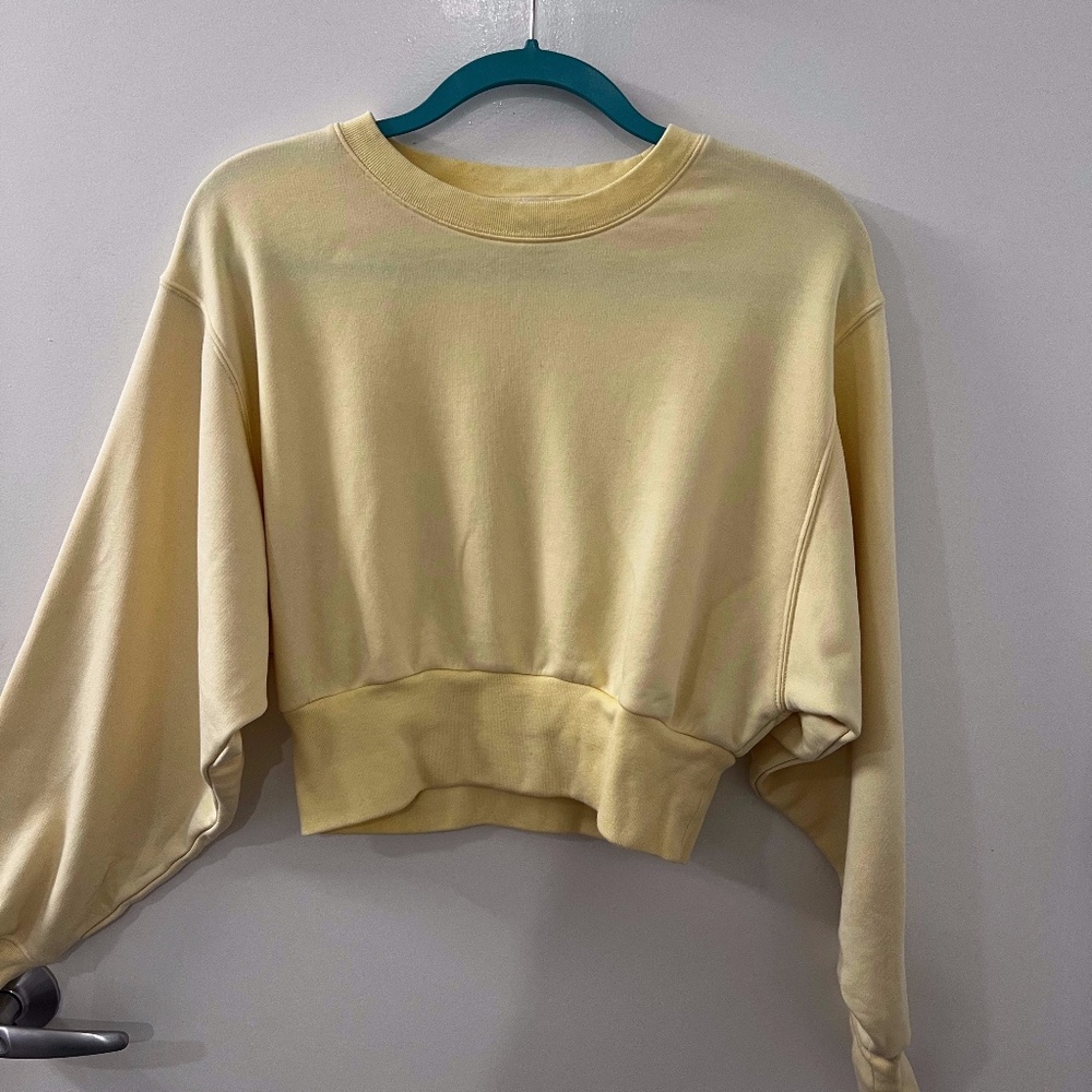 Aritzia- TNA- Perkins Cropped Crew Sweatshirt- Yellow- Size Small